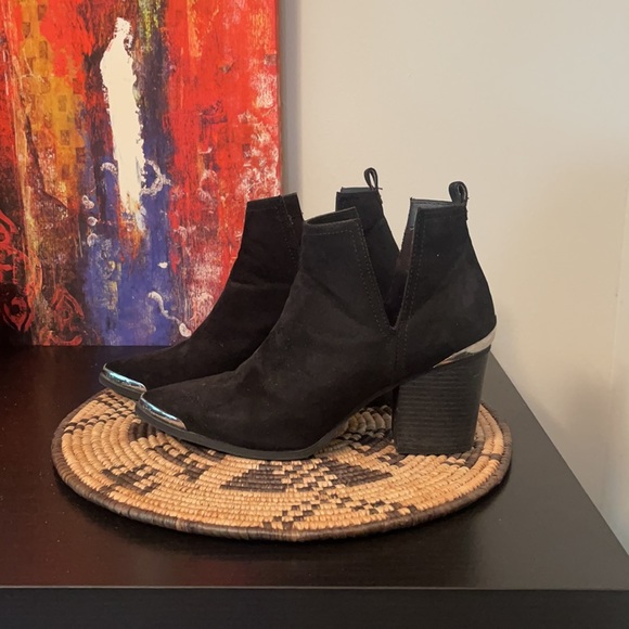 Black chunky heeled short boot - Picture 2 of 5